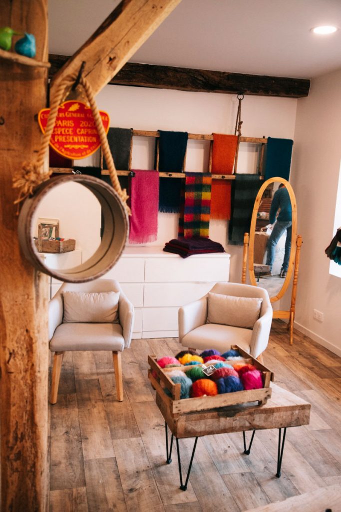 Boutique de la Bouquetière pour acheter du Mohair français. crédit photo : Clara Ferrand - blog Wildroad
