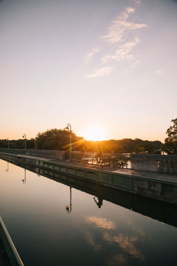 Briare et son pont canal au coucher du soleil. crédit photo : Clara Ferrand - blog WIldroad