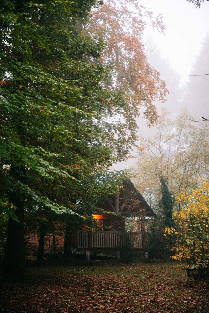 Cabane comme au canada en France : les villages vacances Huttopia. crédit photo : Clara Ferrand - blog Wildroad