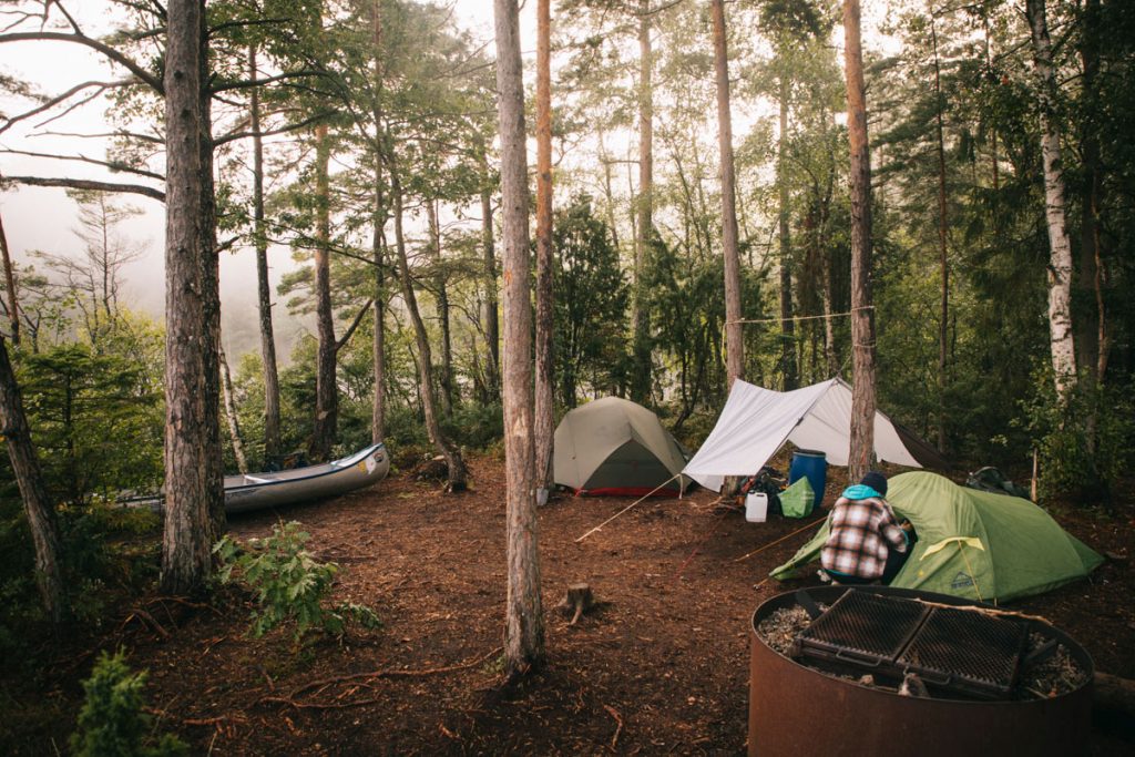 Camp de base dans un Shelter au canoë trip. crédit photo : Clara Ferrand - blog Wildroad