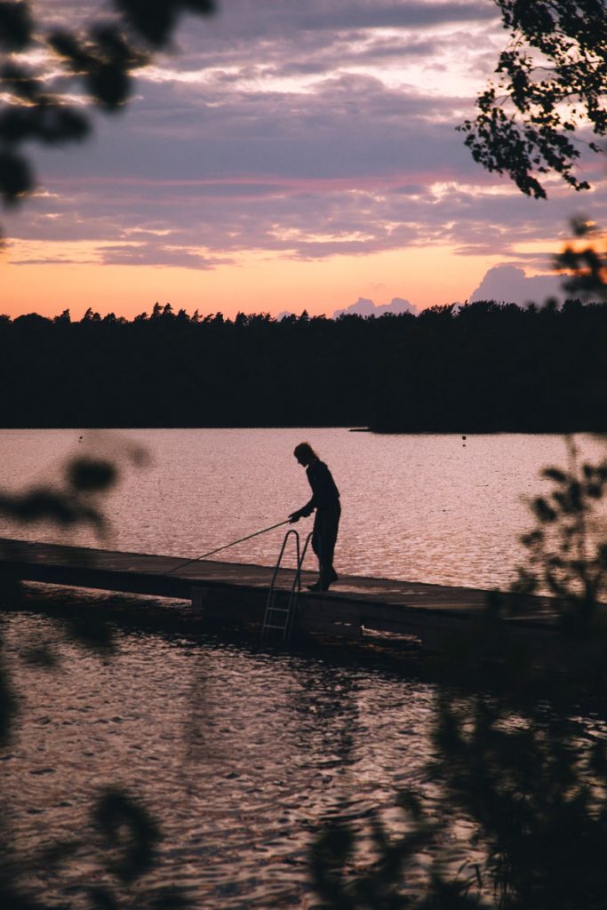 Pêcheur sur les lacs suédois d'Halen et Immeln. crédit photo : Clara Ferrand - blog Wildroad