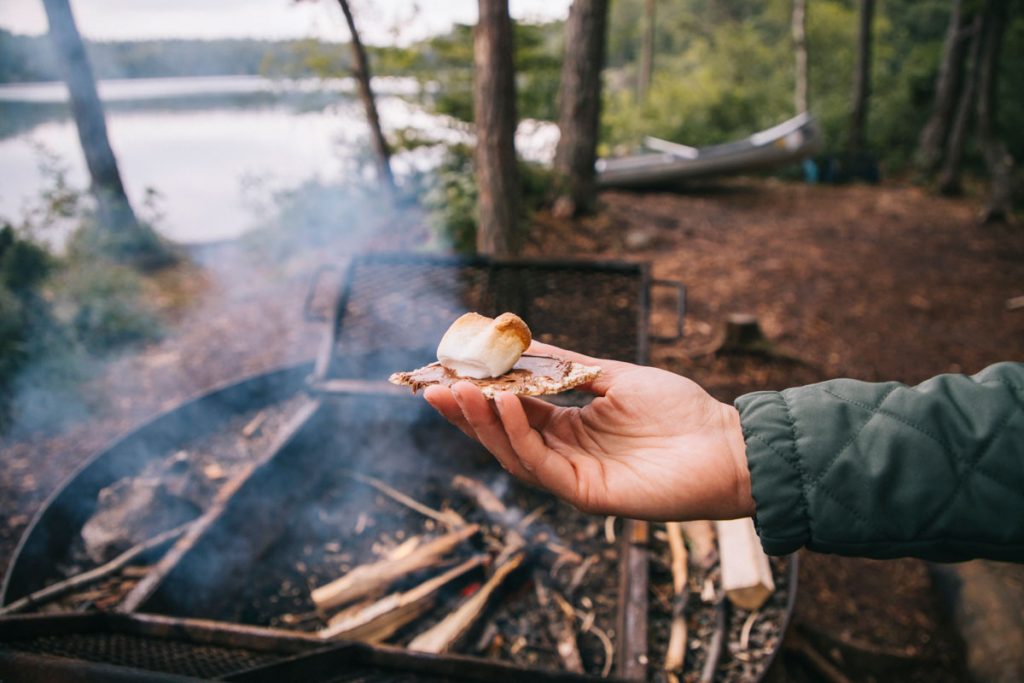 Faire un feu de camp et des chamallow grillés en Suède. crédit photo : Clara Ferrand - blog Wildroad