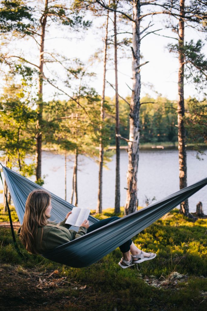 Le hamac pour chiller pendant une aventure en nature. crédit photo : Clara Ferrand - blog Wildroad