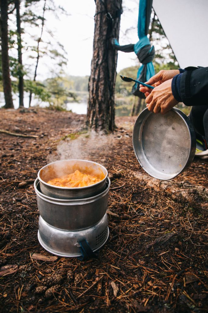 Cuisiner dans un réchaud pendant un bivouac. crédit photo : Clara Ferrand - blog Wildroad