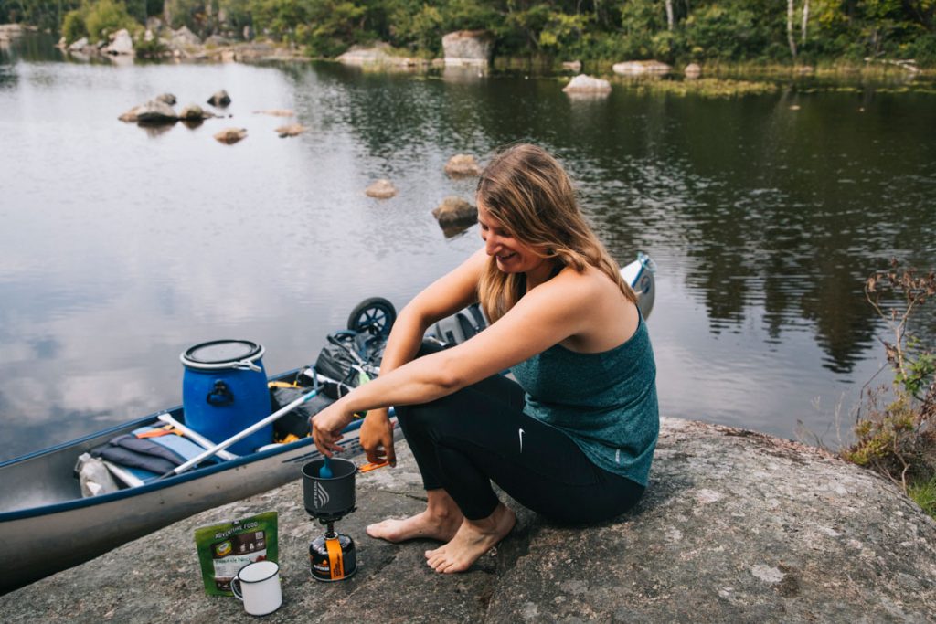 Cuisiner en nature avec un jetboil des plats lyophilisés. crédit photo : Clara Ferrand - blog Wildroad