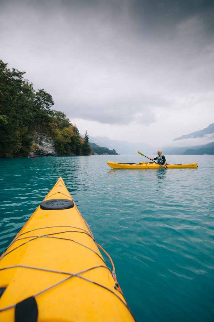 Faire du kayak sur l'un des lac de l'Interlaken en Suisse été comme hiver. crédit photo : Clara Ferrand - blog Wildroad