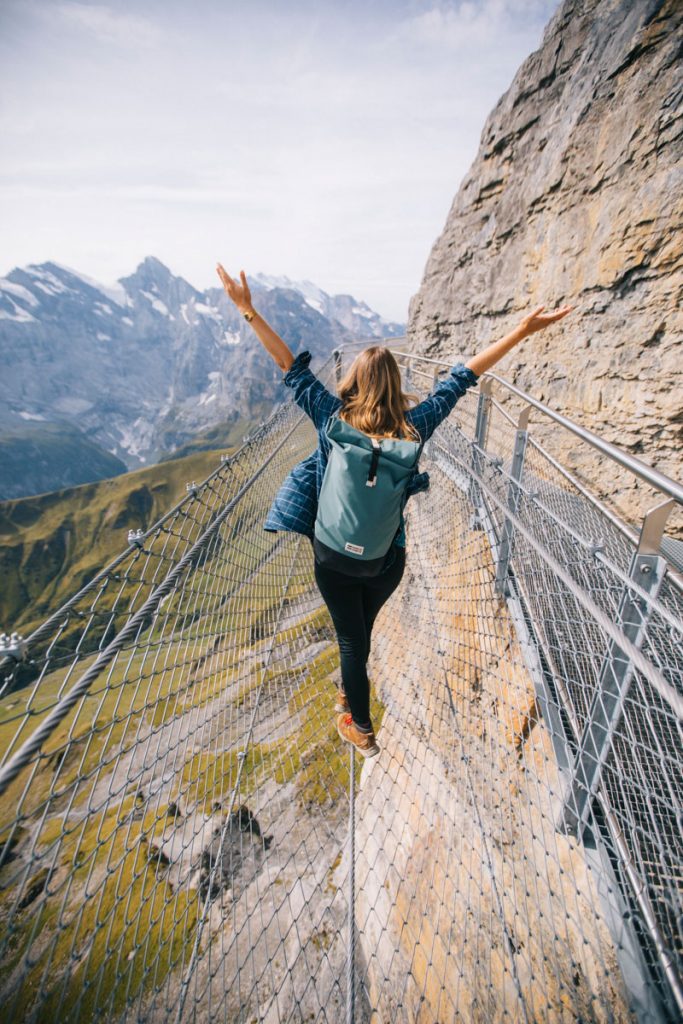 Activité insolite en suisse : marche sur le Thrill Walk en dessous du Schilthorn. crédit photo : Clara Ferrand - blog Wildroad