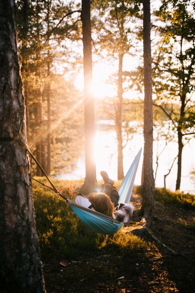 hamac au coucher du soleil sur les lacs suédois. crédit photo : Clara Ferrand - blog Wildroad