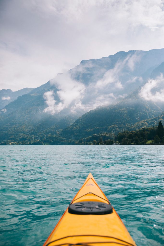 Les sortie en kayak avec Hightide kayak school en Suisse sur les lacs glaciaires d'Interlaken. crédit photo : Clara Ferrand - blog Wildroad