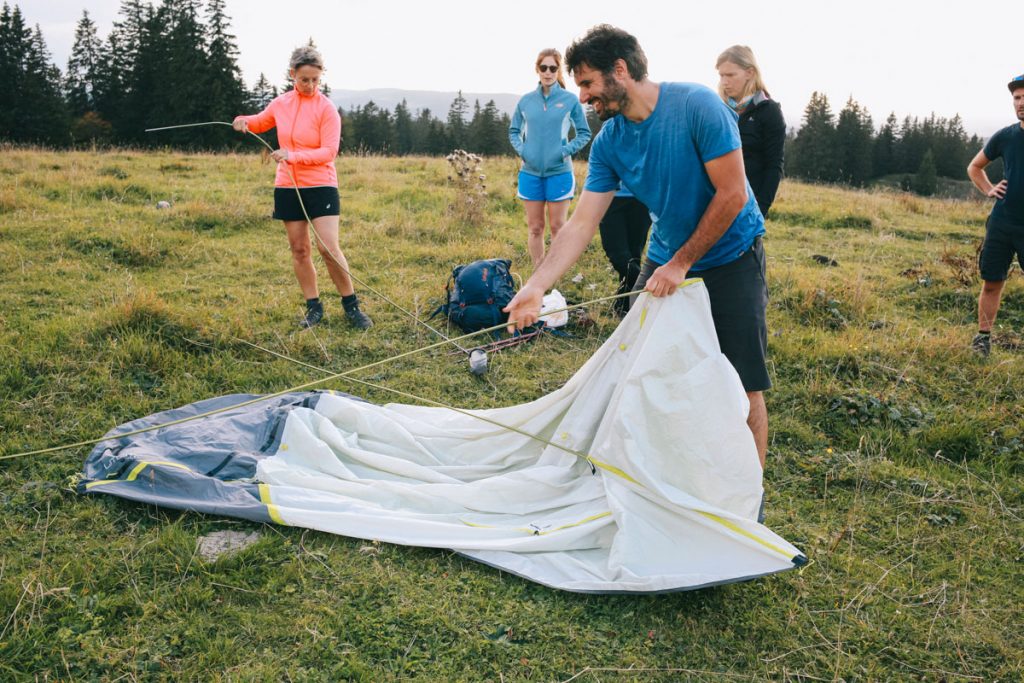Installation du bivouac lors de la micro-aventure avec Chilowe dans le Jura. crédit photo : Clara Ferrand - blog WIldroad