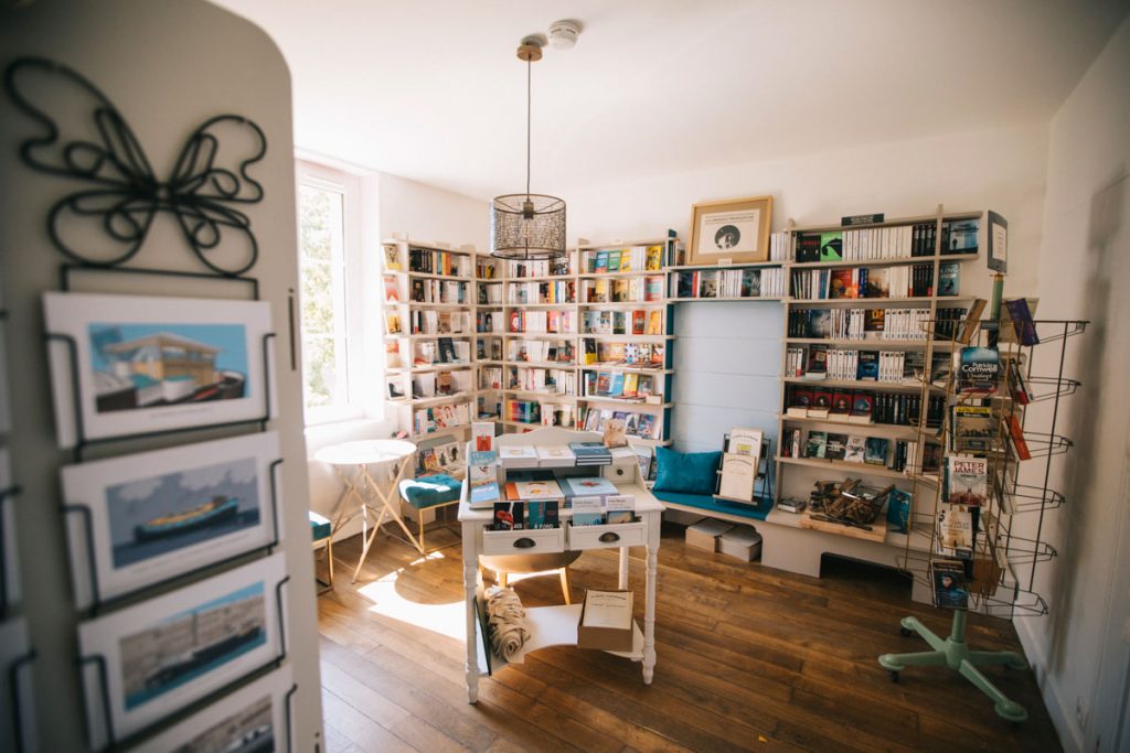 La librairie de la maison prodigieuse, une maison éclusière éphémère dans le Loiret. crédit photo : Clara Ferrand - blog Wildroad