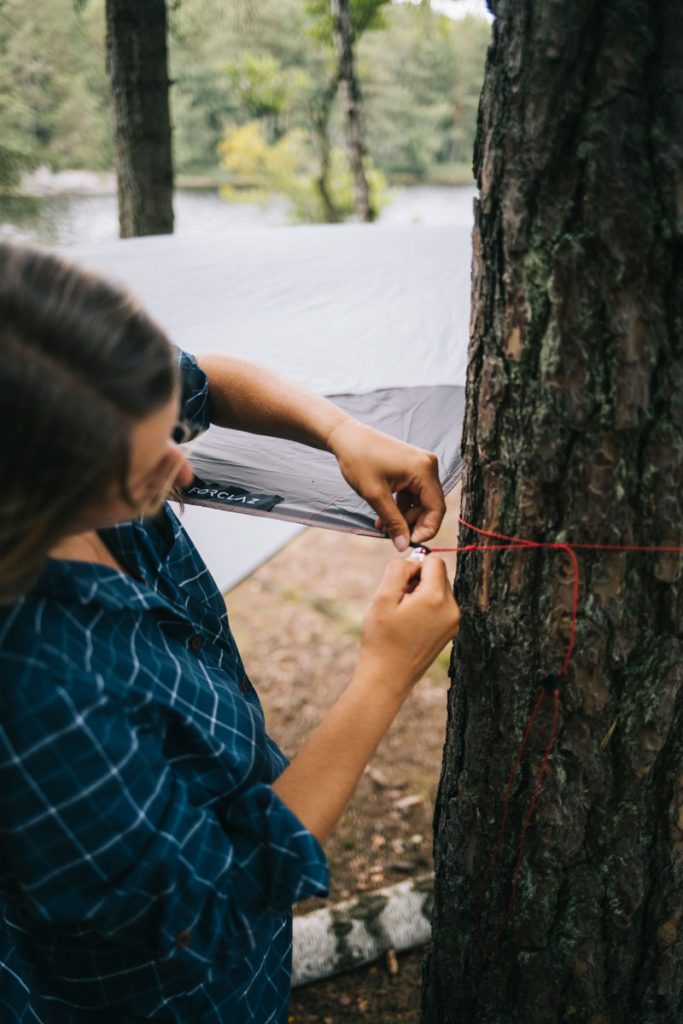 Comment installer un tarp ? un élément indispensable du bivouac; crédit photo : Clara Ferrand - blog Wildroad