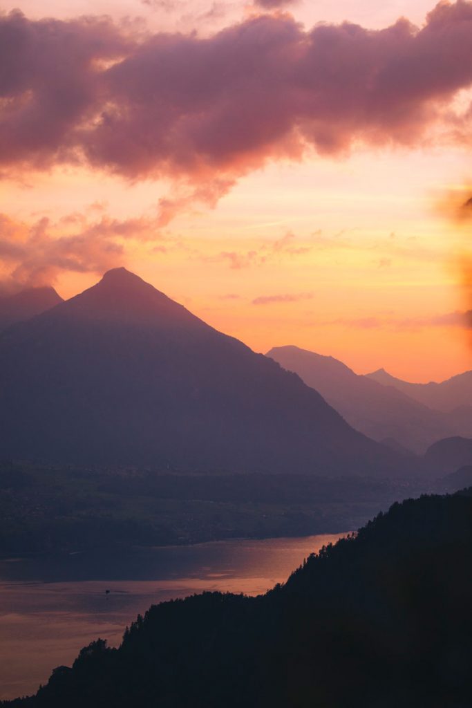 Les lacs d'Interlaken au coucher du soleil en Suisse. crédit photo : Clara Ferrand - blog Wildroad