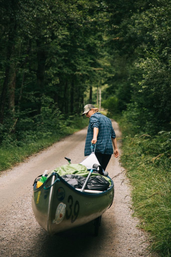 Le portage des canoës, passages sportifs. crédit photo : Clara Ferrand - blog Wildroad
