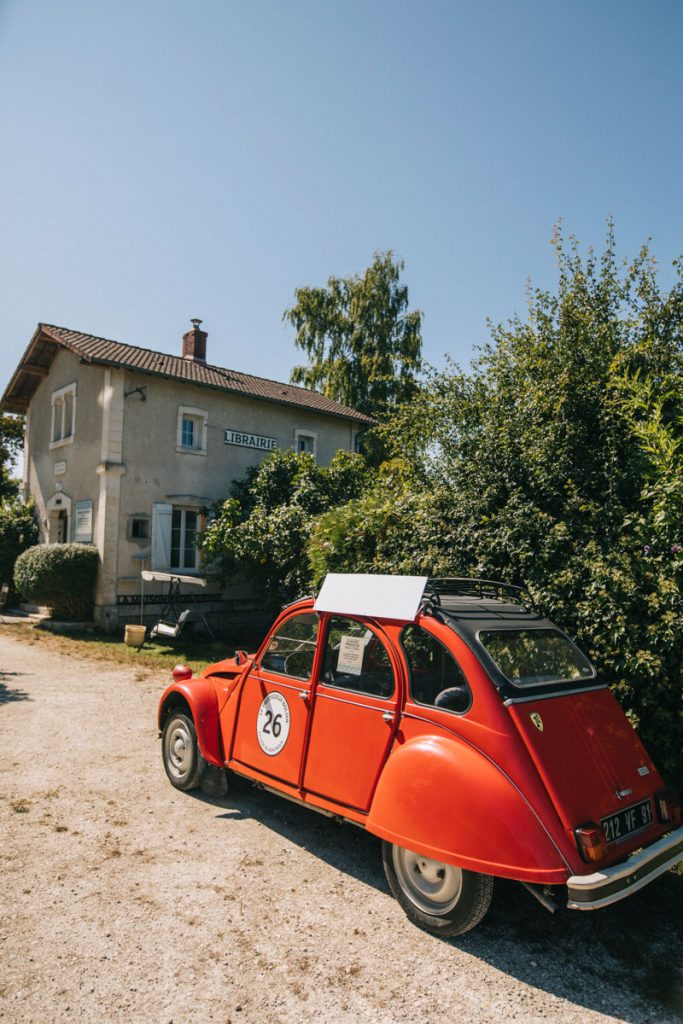 Une maison éclusienne transformée en librairie : la maison prodigieuse à Montbuy. crédit photo : Clara Ferrand - blog Wildroad