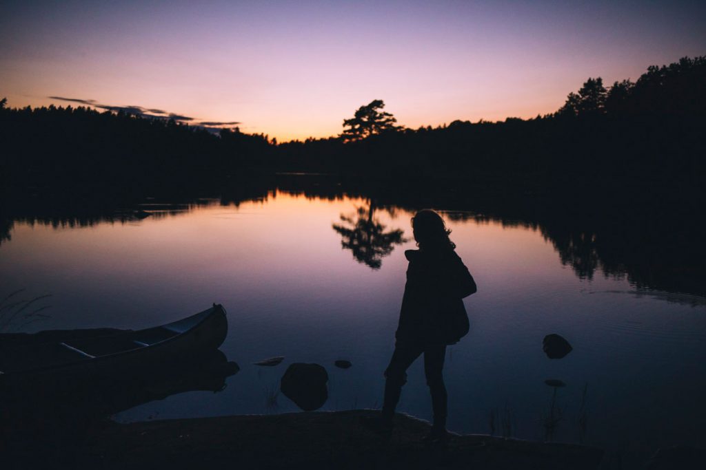 Ombre et lumiere de fin de journée en Suède. crédit photo : Clara Ferrand - blog Wildroad