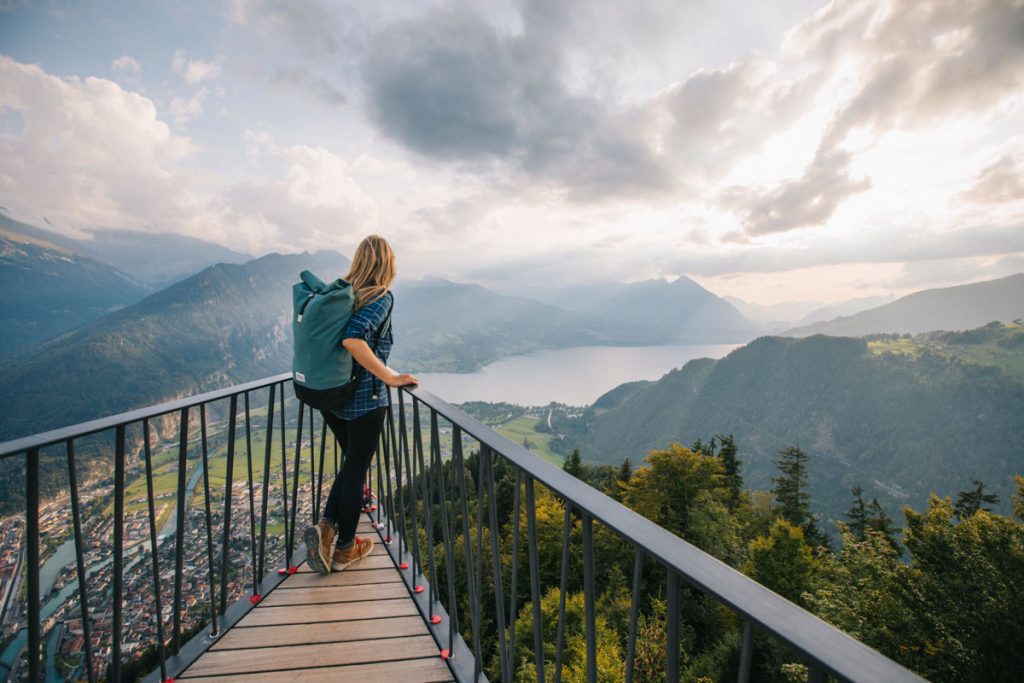 Le panorama sur les lacs de Thunersee et Brienzsee depuis Harder Kulm. crédit photo : Clara Ferrand - blog Wildroad