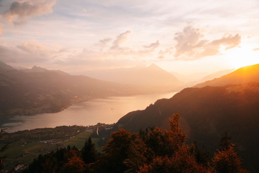 Faire du parapente au dessus des lacs d'Interlaken dans le canton de Bern. crédit photo : Clara Ferrand - blog Wildroad