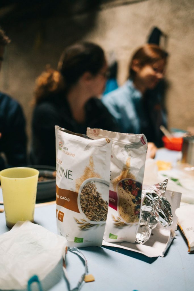 Le petit-déjeuner typique d'un bivouac. crédit photo : Clara Ferrand - blog WIldroad