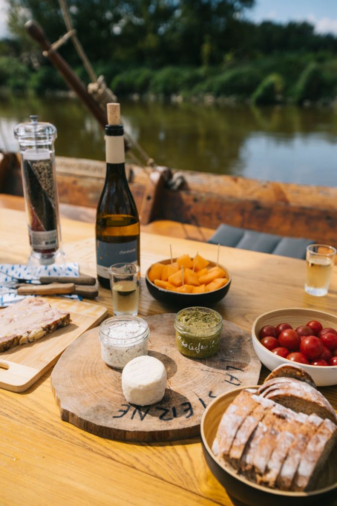 Pique nique lors d'une sortie en bateau sur la Loire. crédit photo : Clara Ferrand - blog Wildroad