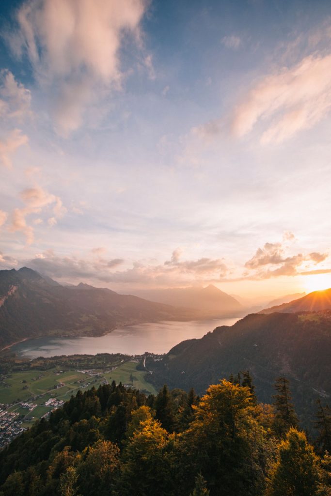 Coucher de soleil sur le lac de Thunersee. crédit photo : Clara Ferrand - blog Wildroad