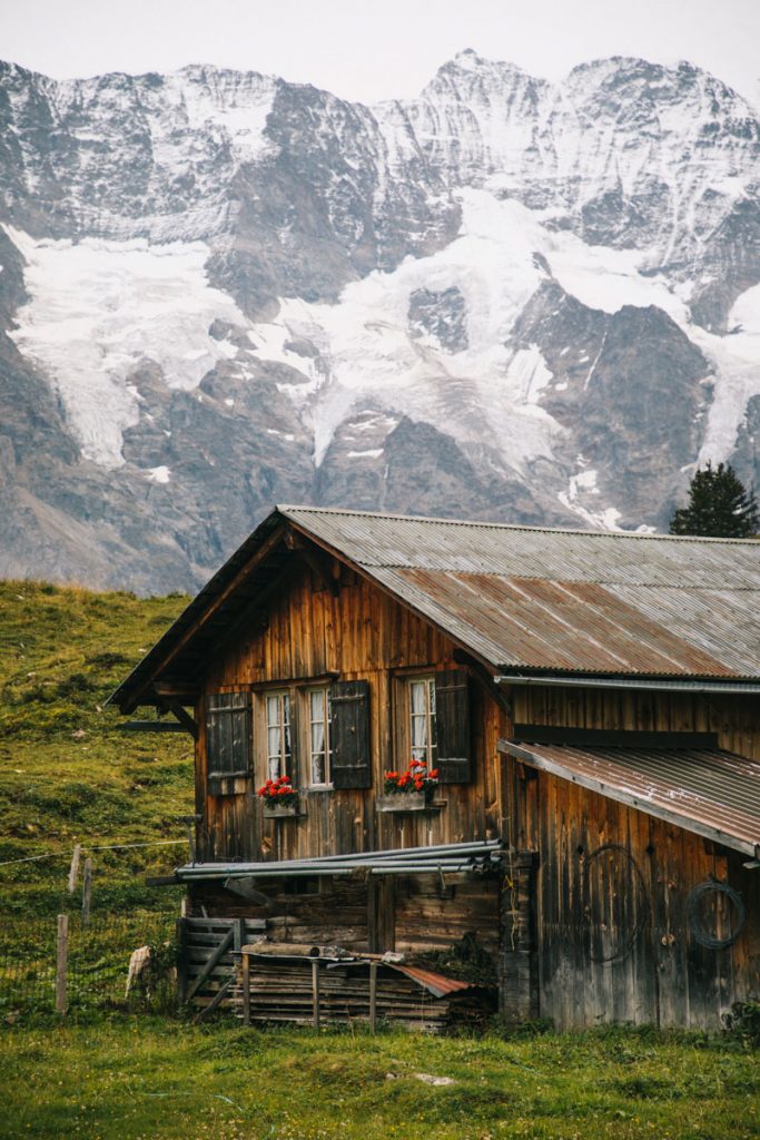 Un chalet suisse typique lors d'une randonnée à Mürren. crédit photo : Clara Ferrand - blog Wildroad
