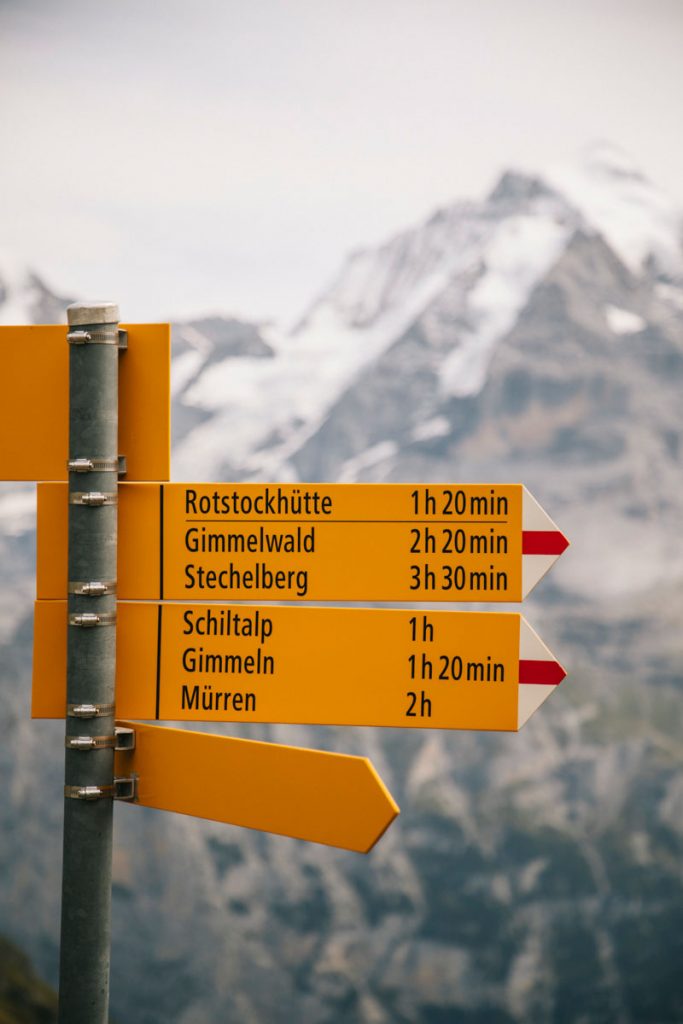 Les panneaux d'indication des randonnées à faire autour du Schilthorn. crédit photo : Clara Ferrand - blog Wildroad