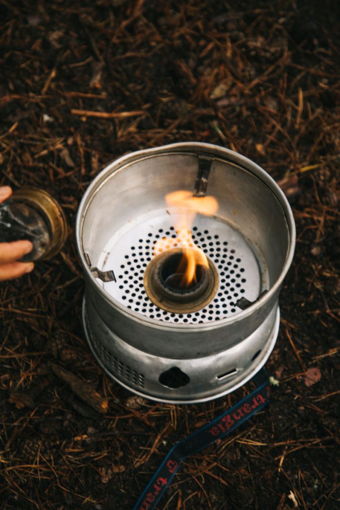 Réchaud à alcool pour cuisiner en bivouac. crédit photo : Clara Ferrand - blog Wildroad