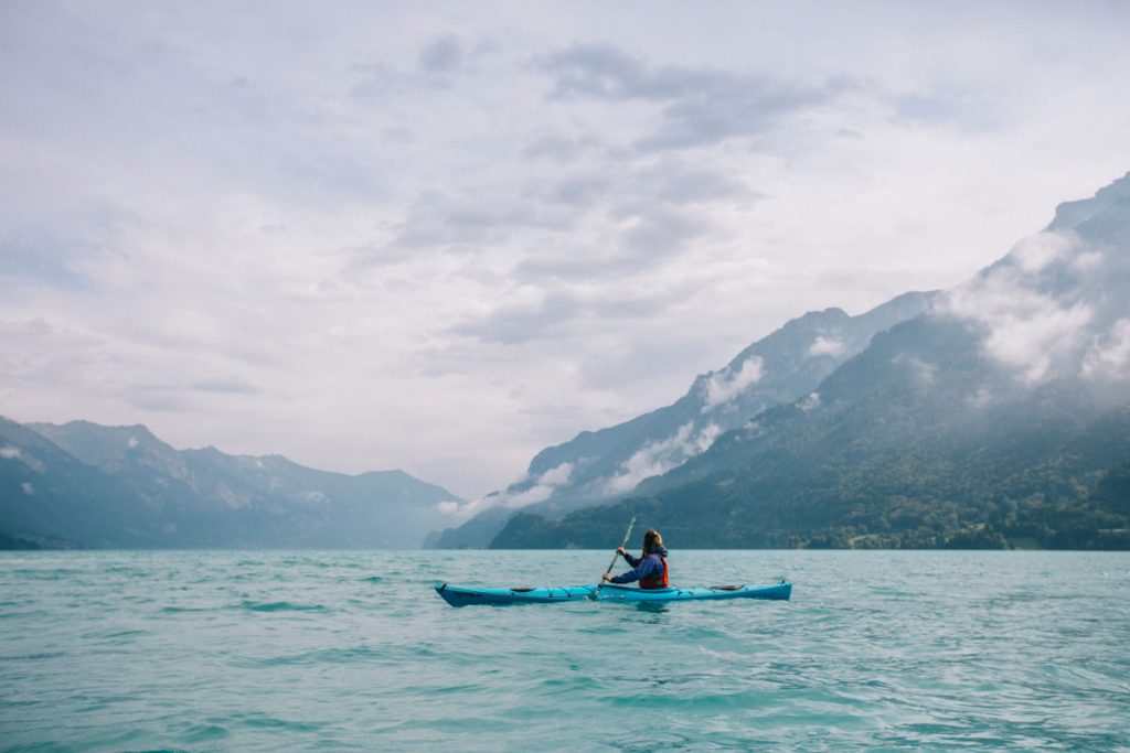 Sortie en kayak avec Hightide kayak school sur le lac de Brienz. crédit photo : Clara Ferrand - blog WIldroad