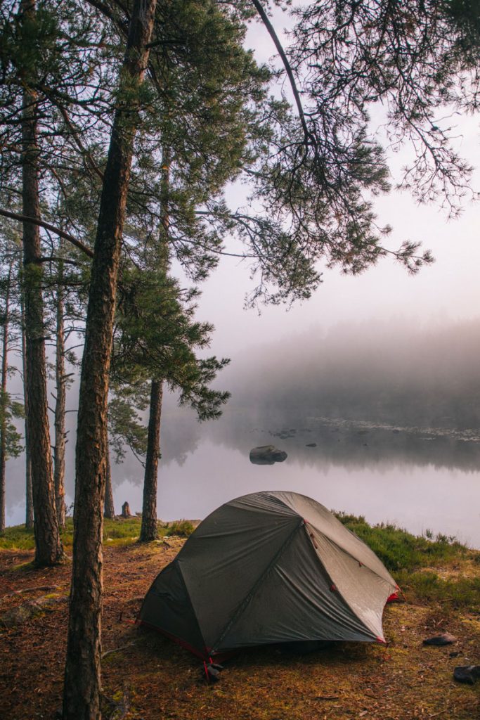 Spot de bivouac sur les lacs suédois. crédit photo : Clara Ferrand - blog Wildroad