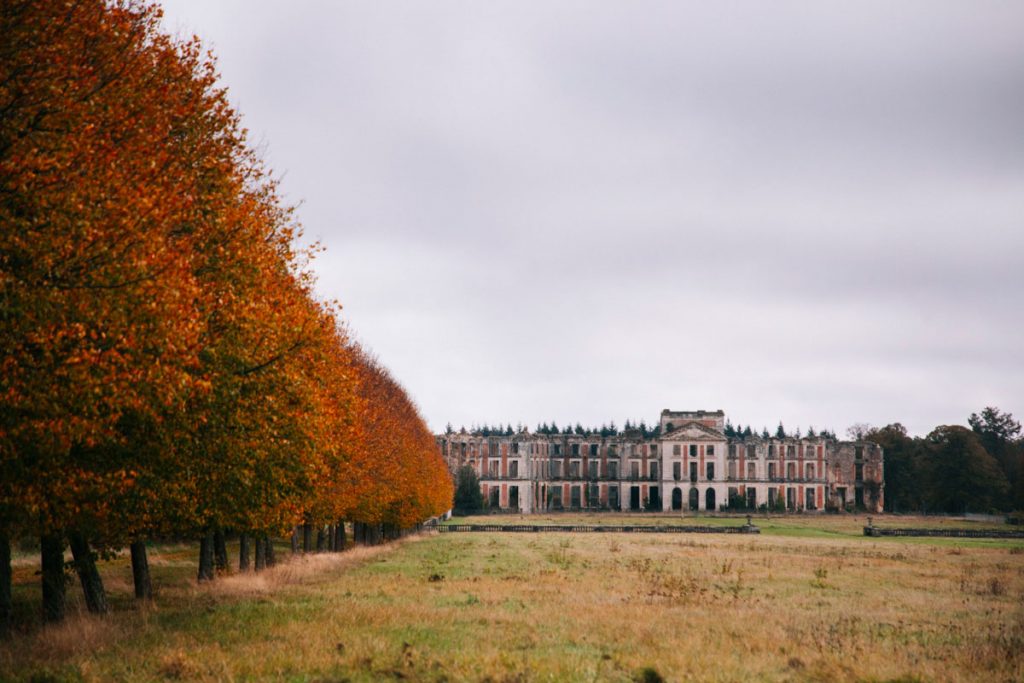 Visiter le château en ruine de la Ferté Vidam. crédit photo : Clara Ferrand - blog Wildroad