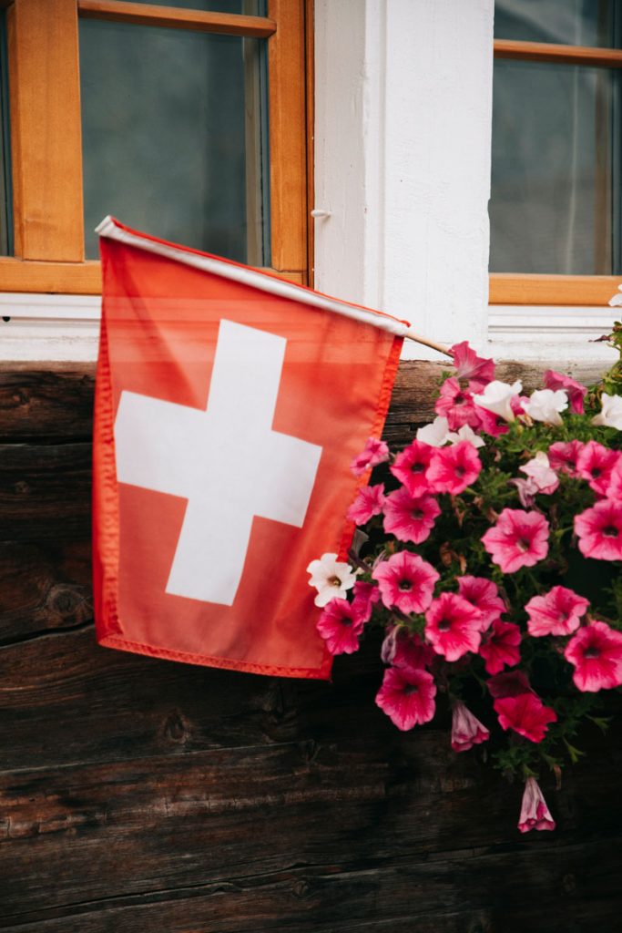Le drapeau suisse dans le village de Mürren. crédit photo : Clara Ferrand - blog Wildroad