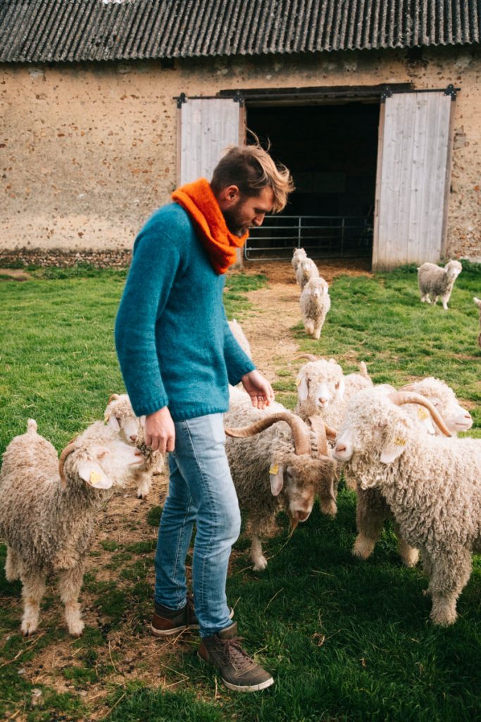Romain et ses chèvre angora de la Bouquetière. crédit photo : Clara Ferrand - blog WIldroad