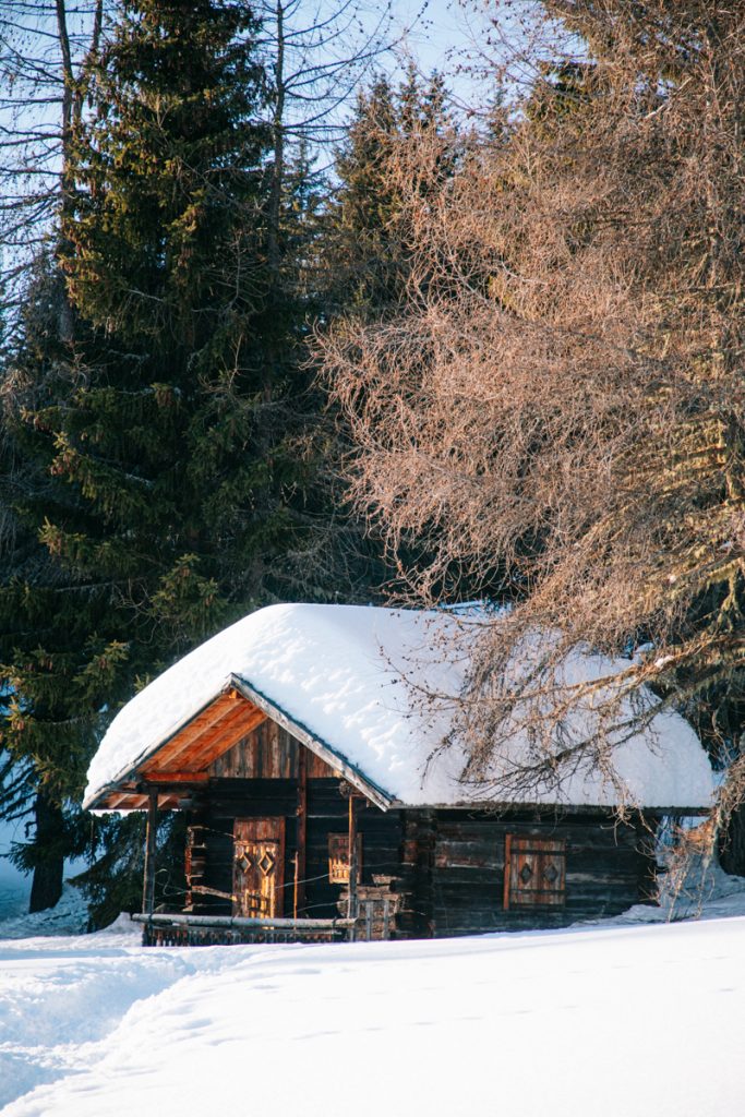 Les chalets d'alpages savoyard du plateau de Beauregard. crédit photo : Clara Ferrand - blog Wildroad