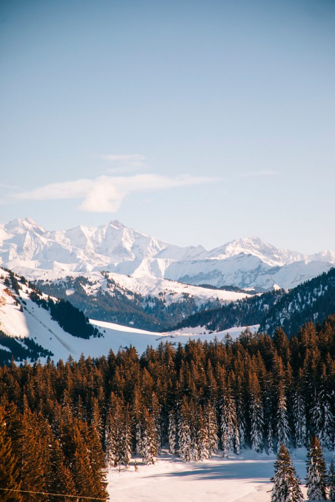 Paysage du massif des Aravis : le plateau de Beauregard et le Mont blanc. crédit photo : Clara Ferrand - blog Wildroad