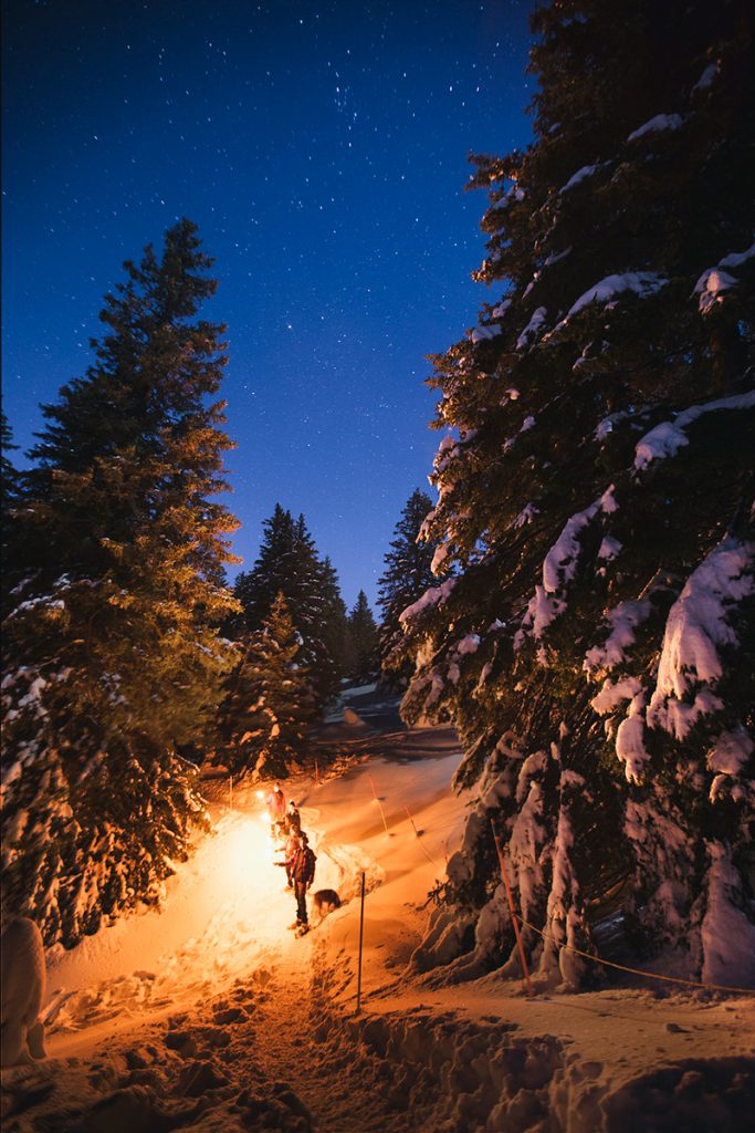 Balade raquette nocturne au flambeau à côté d'Annecy avec Alpes Bivouac. crédit photo : Clara Ferrand - blog Wildroad