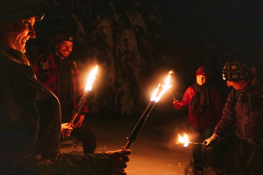 Balade en raquette à neige avec des flambeaux à Alpes bivouac. crédit photo : Clara Ferrand - blog Wildroad