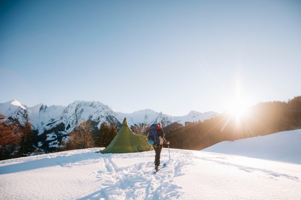 Bivouac en ski de randonnée dans les Aravis. crédit photo : Clara Ferrand - blog Wildroad