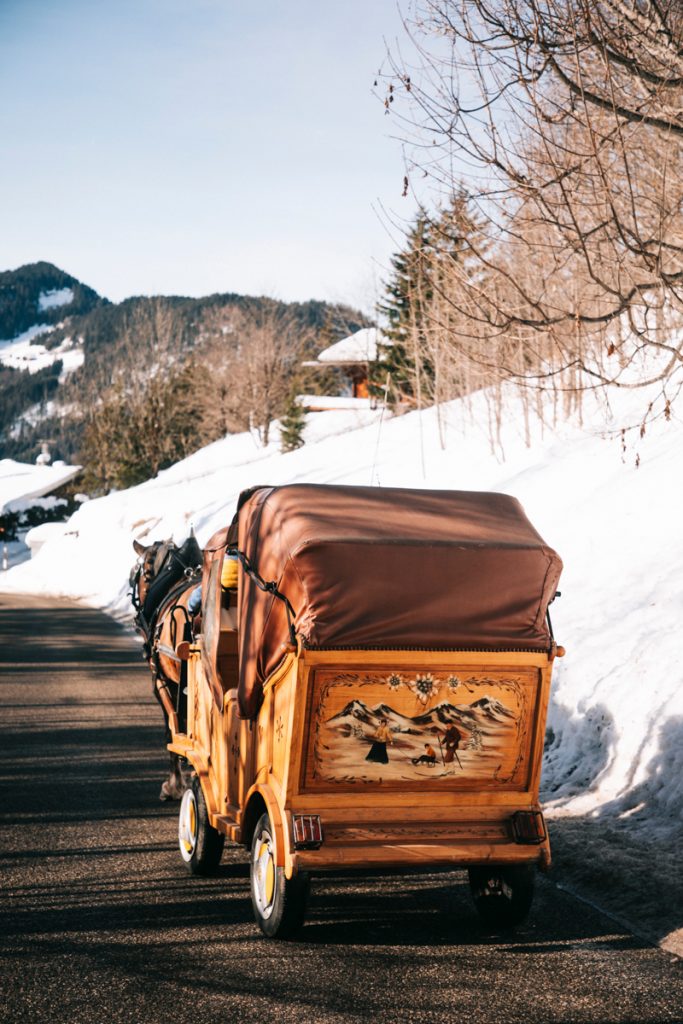 Une calèche savoyarde traditionnelle dans le village de La Clusaz. crédit photo : Clara Ferrand - blog Wildroad