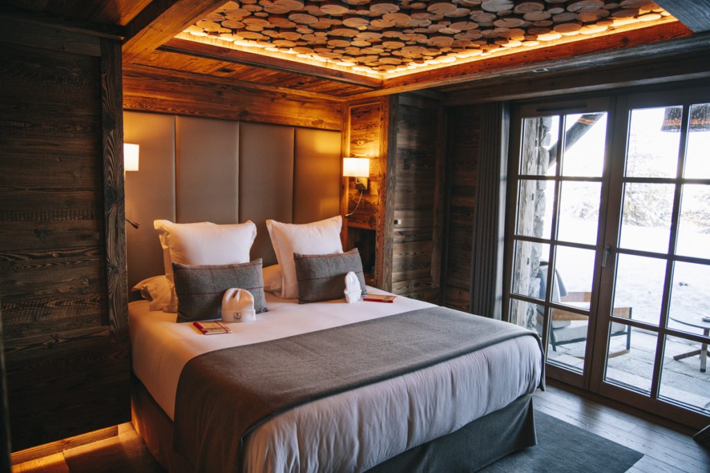 Chambre deluxe avec vue sur les glaciers de la Vanoise. crédit photo : Clara Ferrand - blog Wildroad