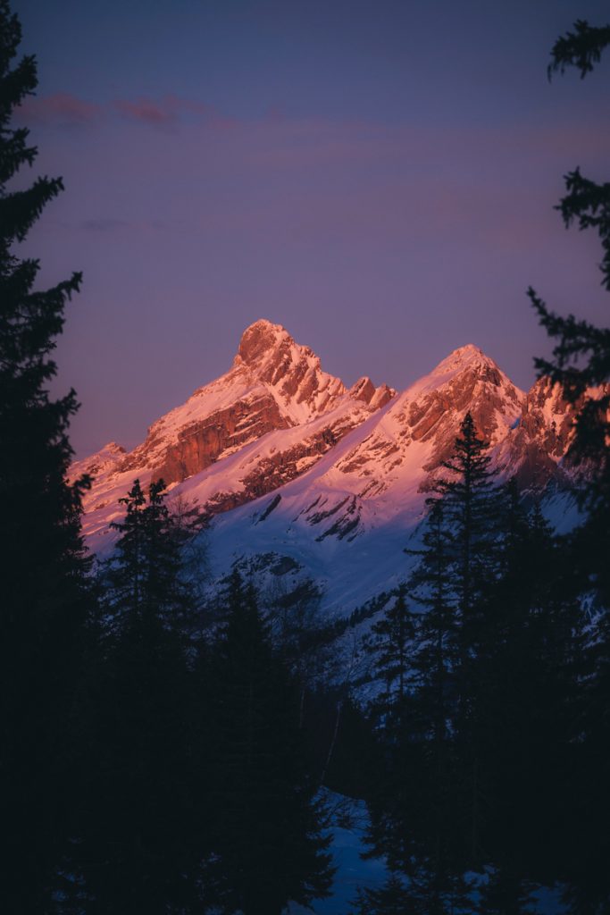 Coucher de soleil dans les Aravis sur la pointe percée. crédit photo : Clara Ferrand - blog Wildroad