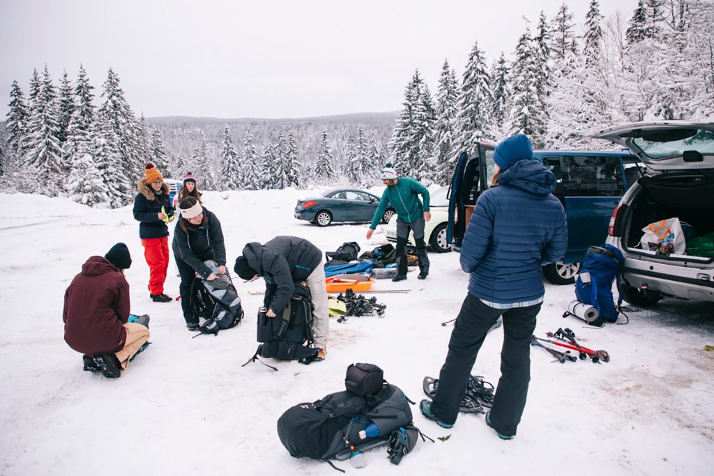 Départ pour une micro-aventure hivernale dans le Jura avec Chilowé. crédit photo : Clara Ferrand - blog Wildroad