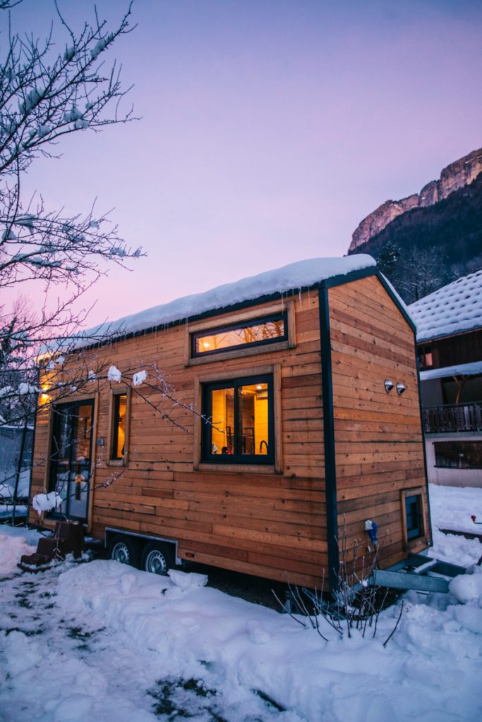 Dormir dans une tiny house, un hébergement insolite en Haute-Savoie. crédit photo : Clara Ferrand - blog Wildroad