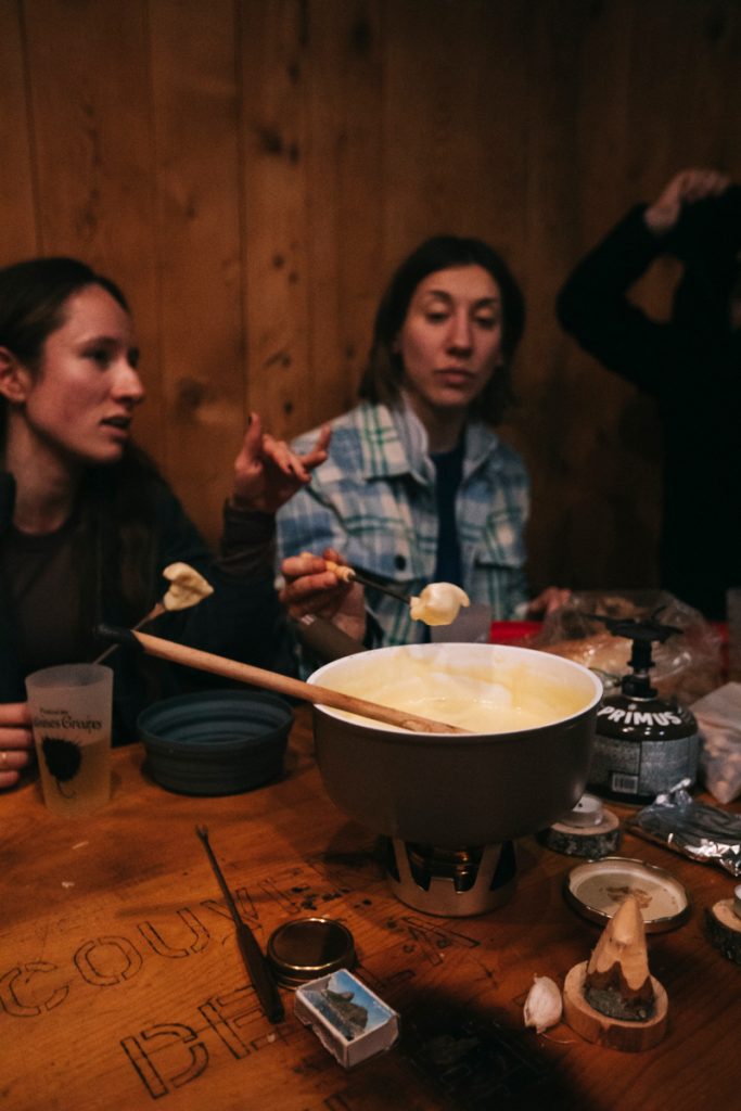 Fondue jurassienne dans une cabane non gardée dans la forêt du Rizoux. crédit photo : Clara Ferrand - blog Wildroad