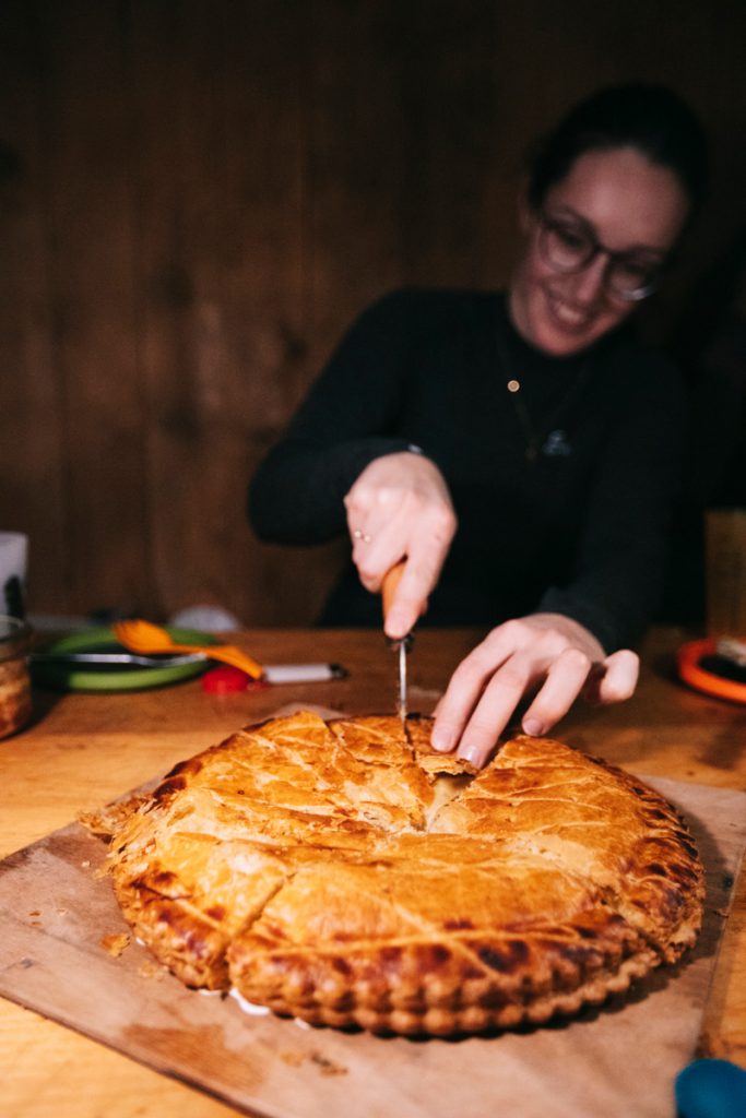 La galette des rois lors d'un week-end micro-aventure dans le Jura. crédit photo : Clara Ferrand - blog Wildroad