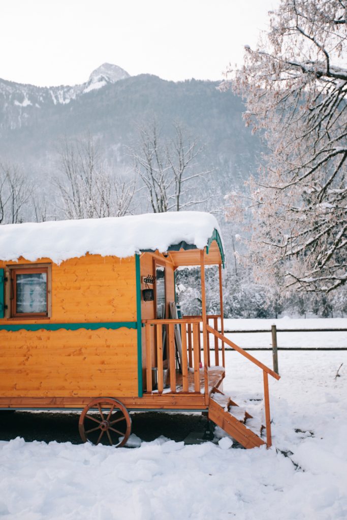 Hébérgement insolite autour d'Annecy : la roulotte du bois du moulin. crédit photo : Clara Ferrand - blog Wildroad