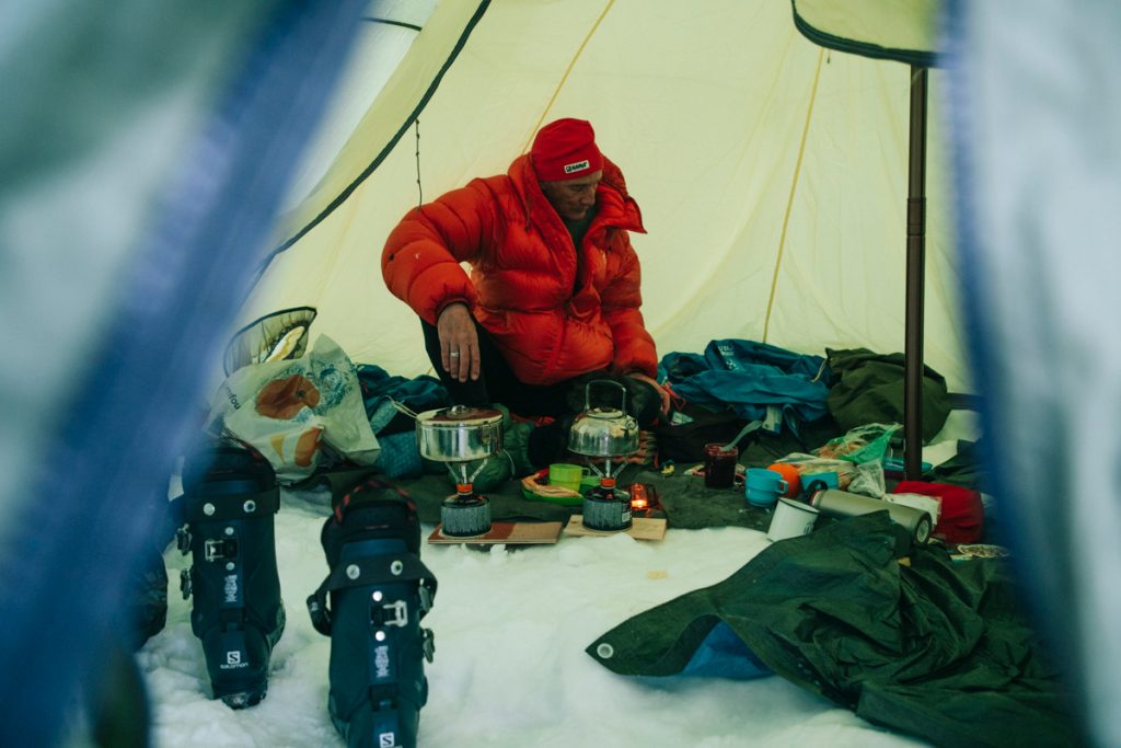 Bivouaquer dans un tipi en hiver avec un guide. crédit photo : Clara Ferrand - blog Wildroad