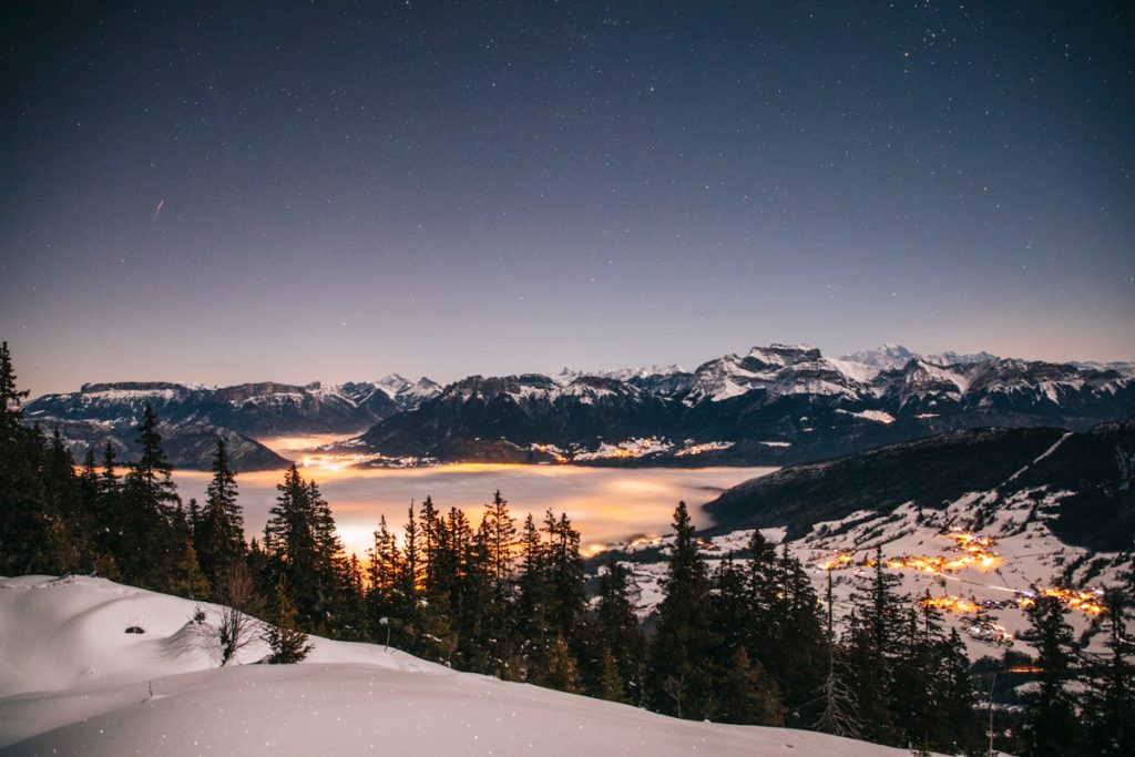 Prise de vue de nuit avec un ciel étoilé sur le lac d'Annecy. crédit photo : Clara Ferrand - blog Wildroad