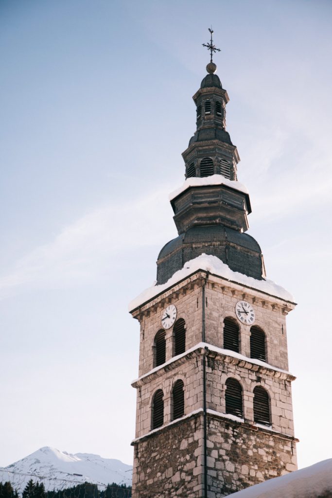 Le clocher de l'église de La Clusaz en Haute-Savoie. crédit photo : Clara Ferrand - blog Wildroad