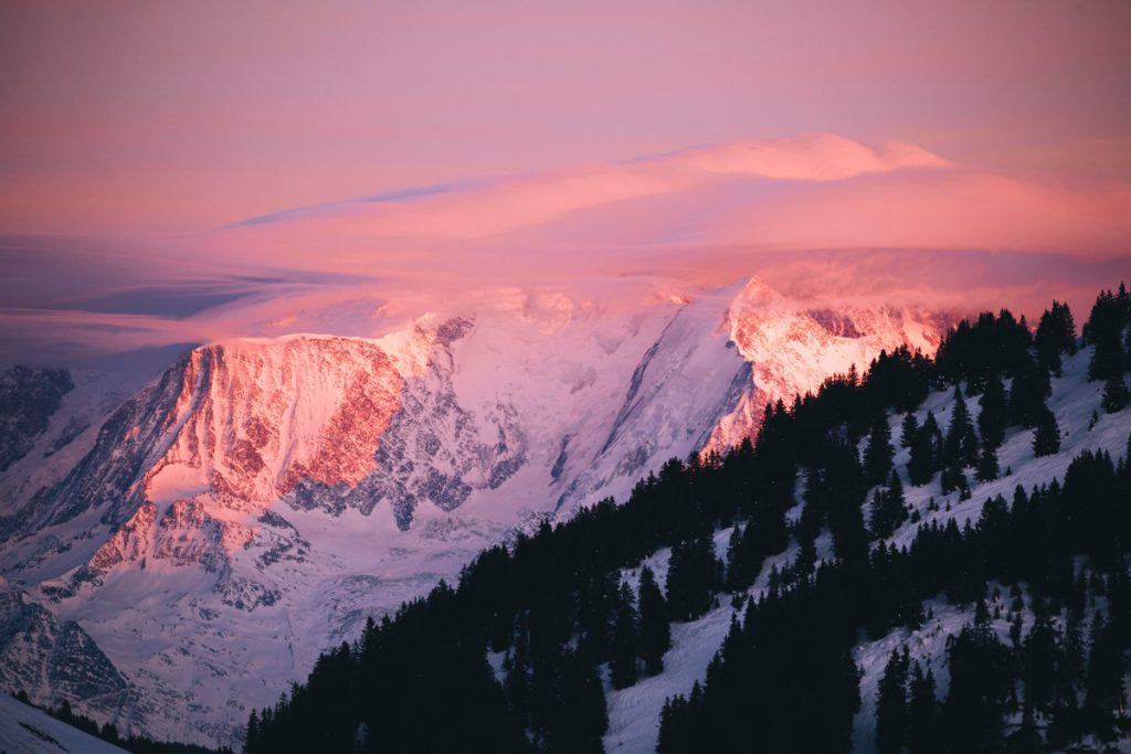 Le coucher de soleil sur le Mont-blanc en hiver depuis le plateau de Beauregard. crédit photo : Clara Ferrand - blog Wildroad